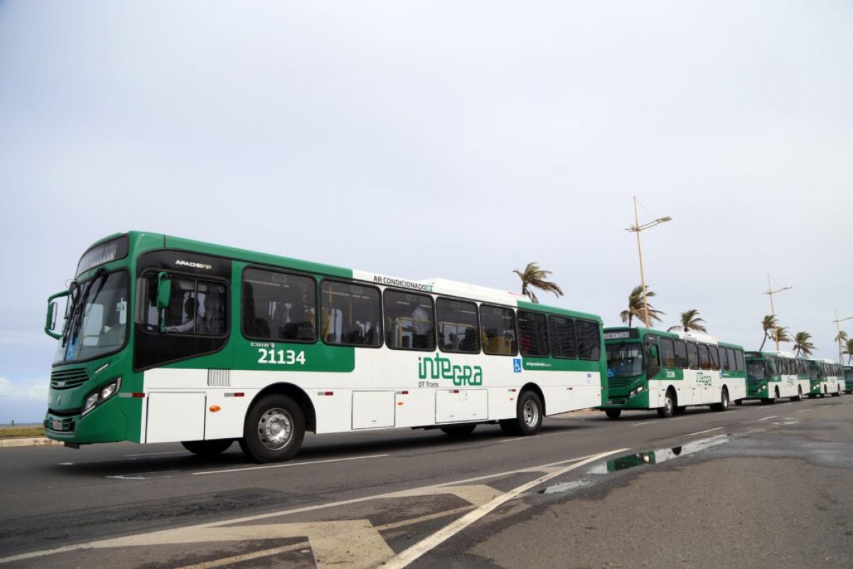 Ônibus são suspensos no bairro de Sussuarana, em Salvador, após suspeitos armados invadirem e atearem fogo em coletivo