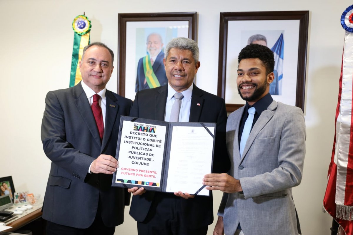 Jerônimo Rodrigues assina decreto que cria primeiro comitê de políticas públicas para juventude