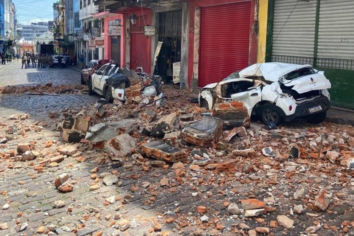 Marquise desaba no bairro do Taboão e destrói dois carros