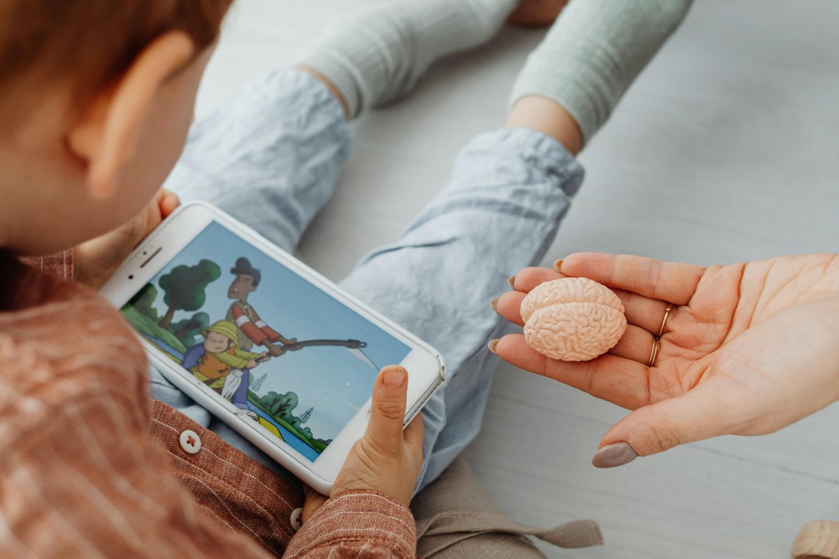 Famílias acham que filhos com menos de 14 anos não devem ter celular, nem acessar rede social