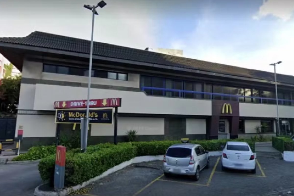 McDonald's do Rio Vermelho é demolido nesta quarta-feira (11)