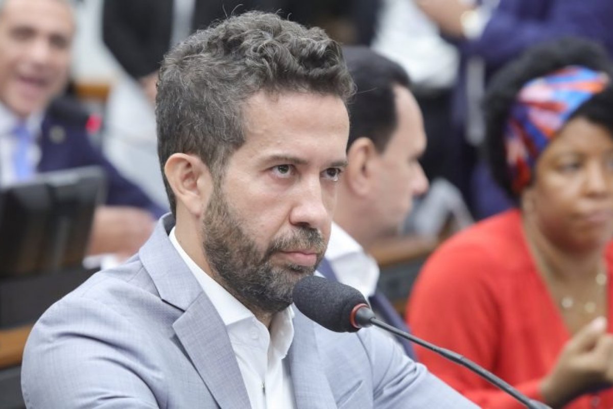 PF indicia André Janones e mais dois ex-assessores por suposta ‘rachadinha’ em gabinete