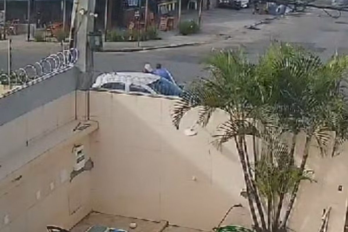 Vídeo: carro que prestava serviço à Embasa é roubado em Salvador
