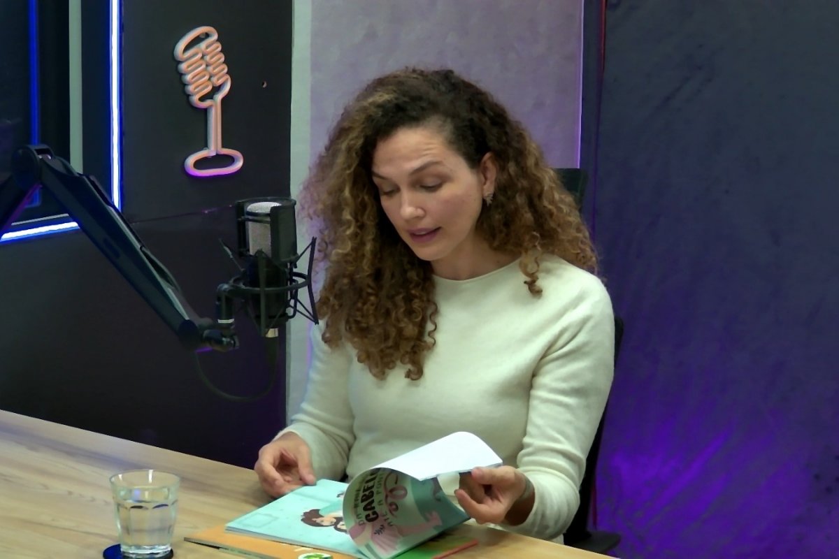 Vídeo: "a gente tem que pensar, por que as crianças ficam tanto nas telas?", questiona a escritora Emília Nuñez