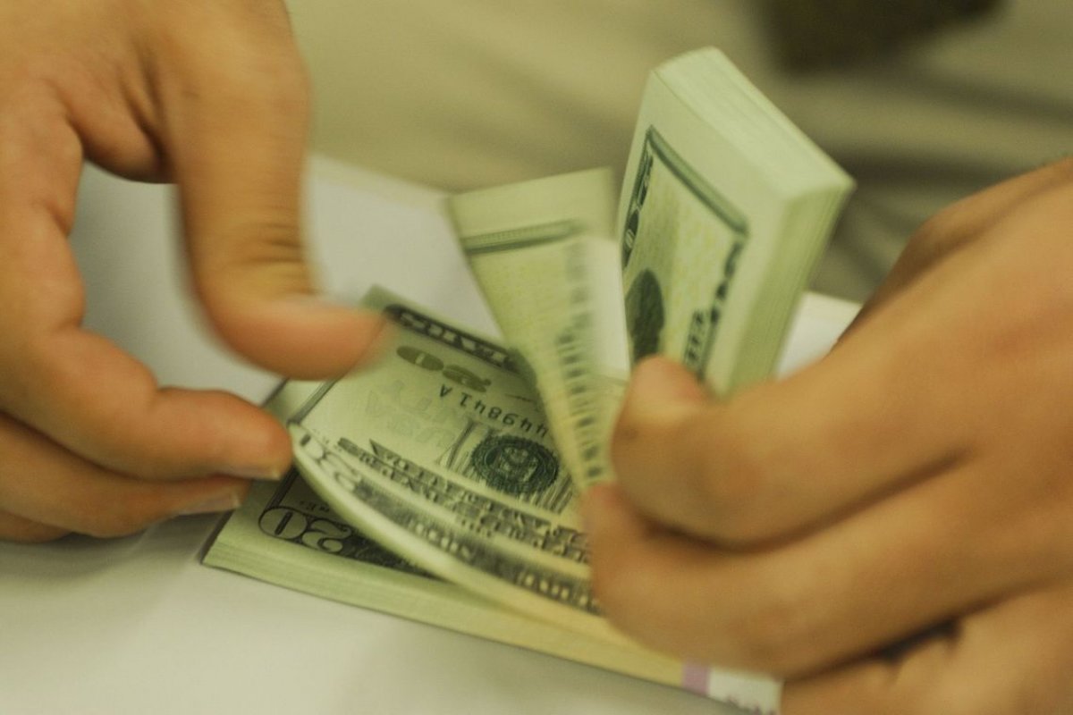 Dólar americano cai e bolsa de valores sobe nesta terça (28)
