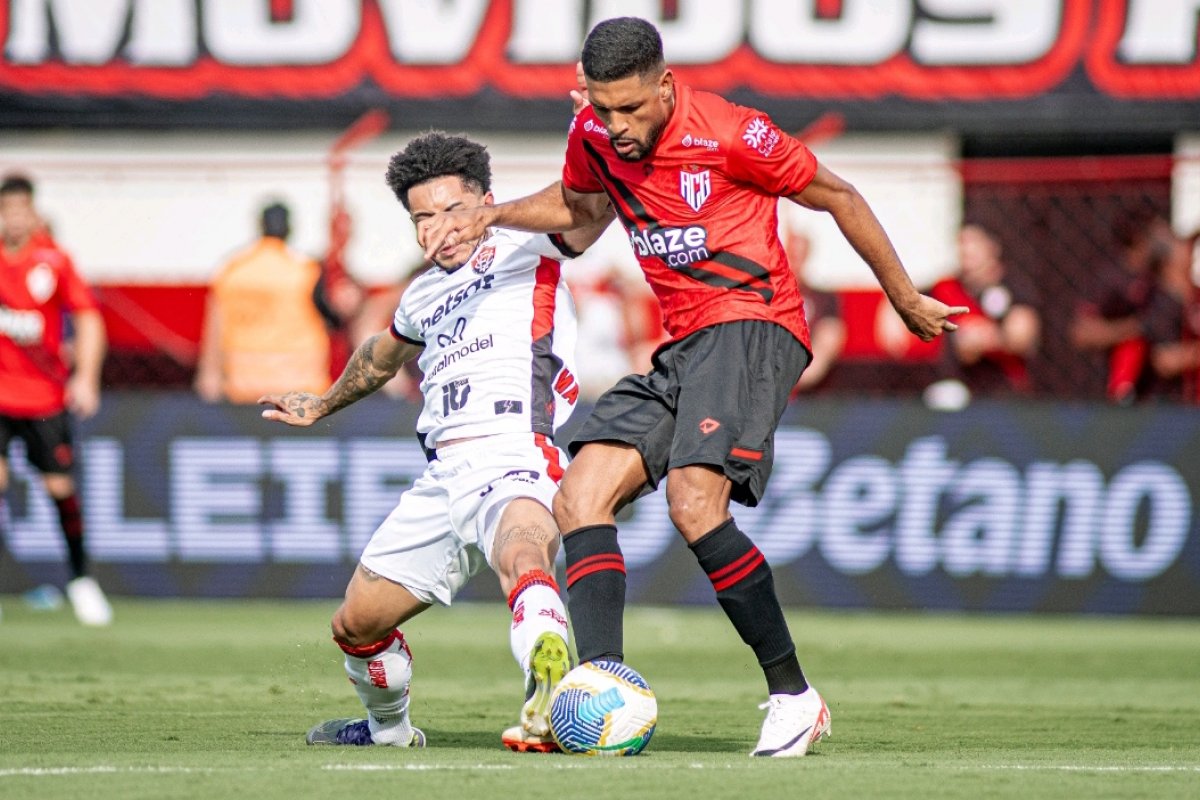 Vitória vence Atlético-Go e respira na luta contra o rebaixamento no Brasileirão