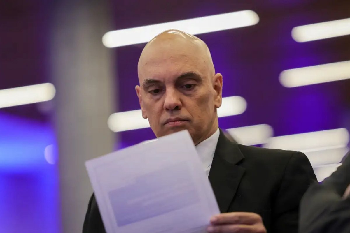 Pedido de impeachment de Alexandre de Moraes é assinado por 13 deputados investigados pelo STF