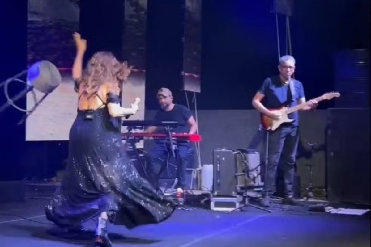 Vídeo: 'O palco é meu templo', diz Daniela Mercury ao arremessar banco durante show na Bahia