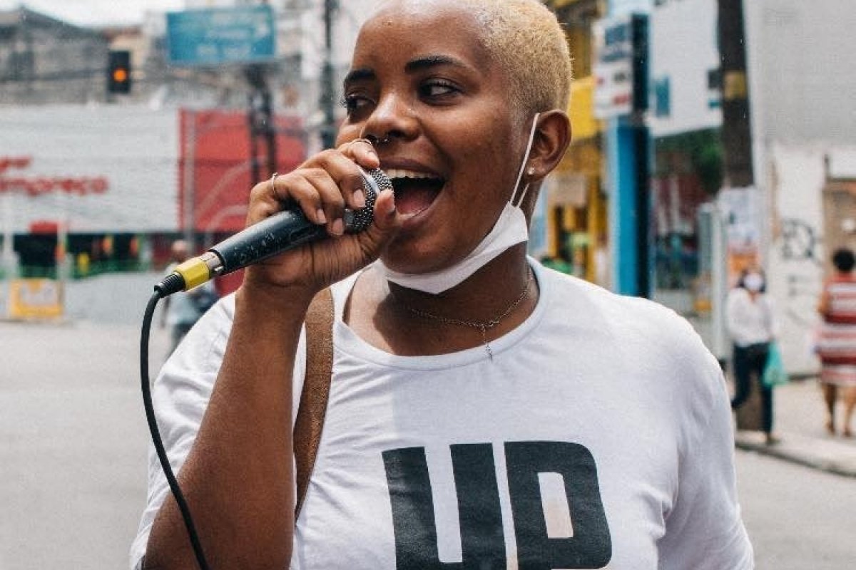 Candidata à Prefeitura de Salvador é cuspida durante panfletagem e denuncia racismo: 'não vai nos calar'