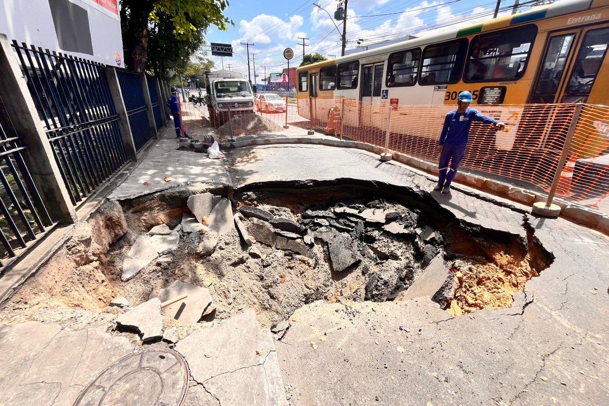 Cratera deixa trânsito lento na Av. Oscar Pontes nesta segunda-feira (16)