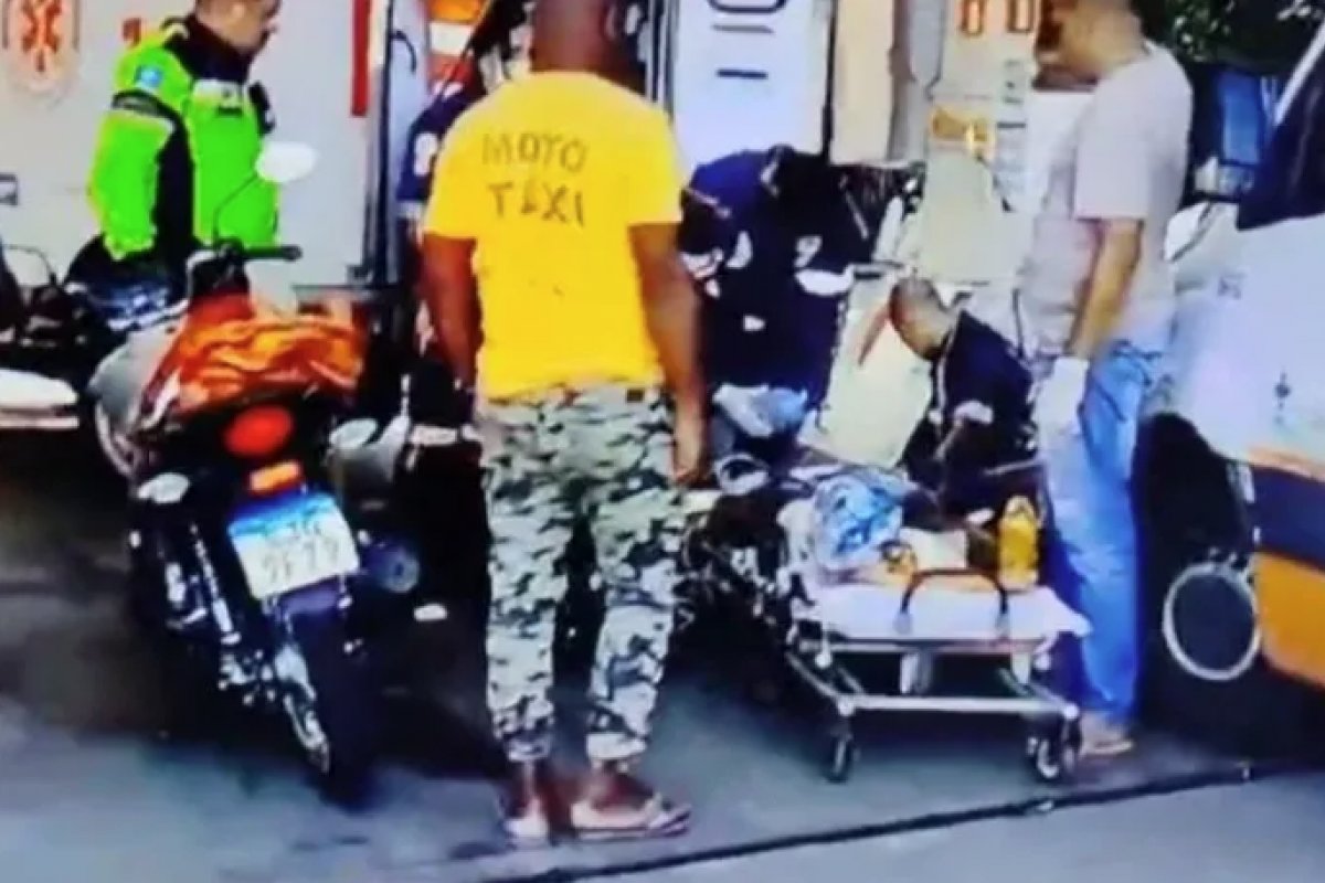 Motociclista é baleado e invade posto de gasolina em Salvador