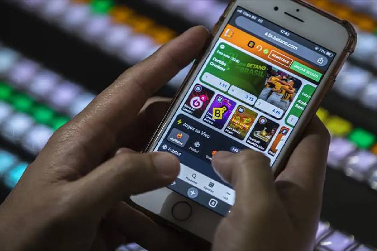 Brasileiros desistem de iniciar graduação para gastar com bets e jogo do tigrinho, aponta pesquisa