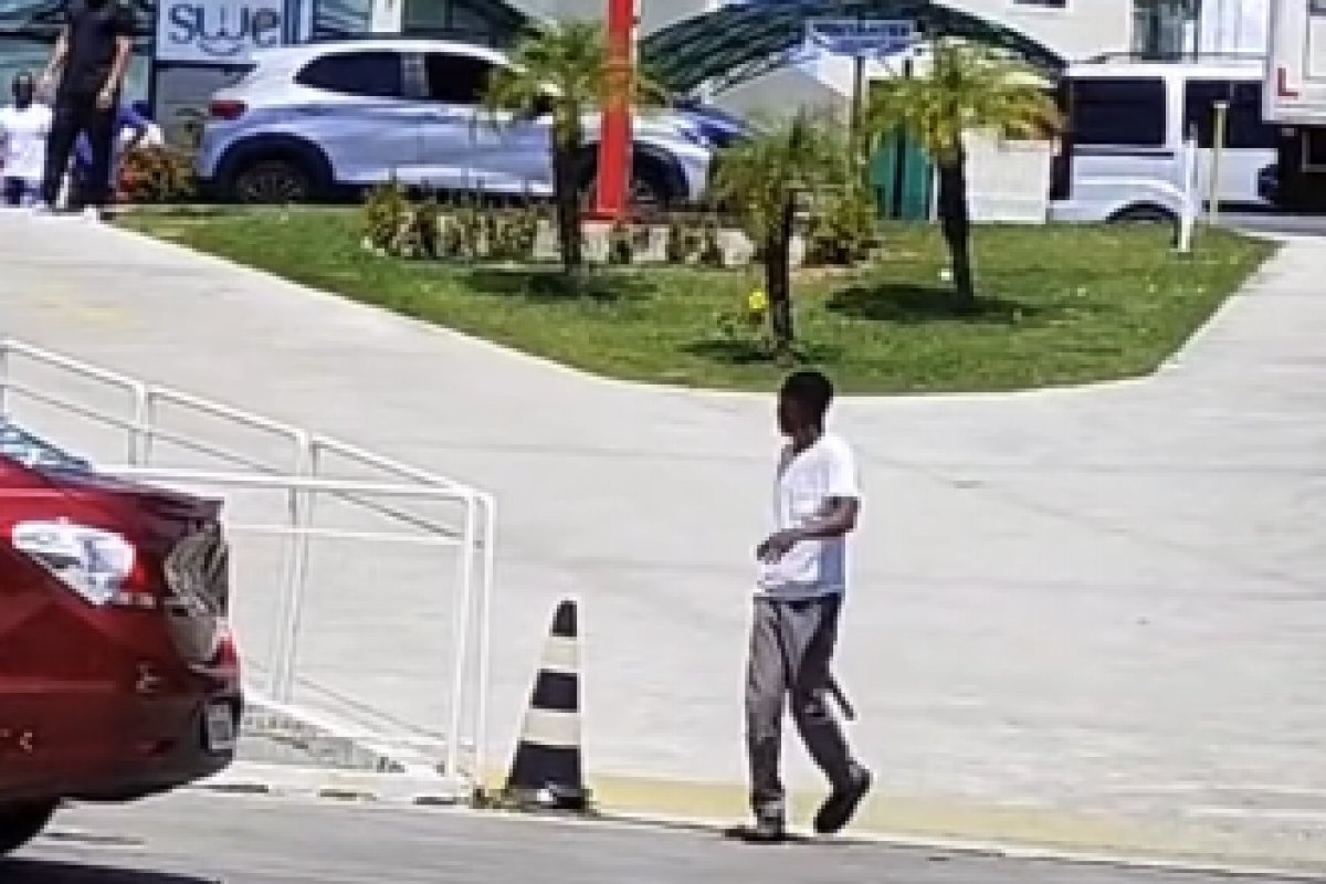 Vídeo: Homem destrói carro em estacionamento de farmácia em Lauro de Freitas