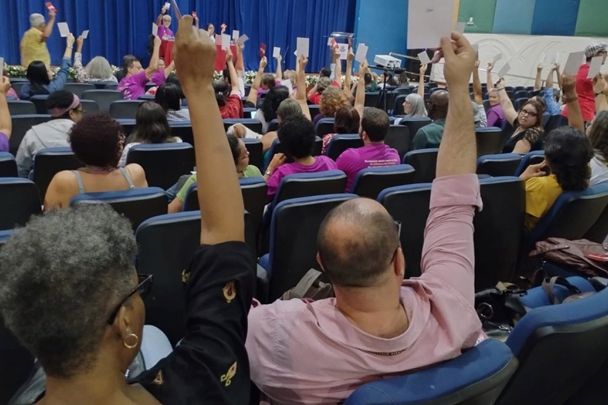 Professores da UNEB aprovam estado de greve em campanha por recomposição salarial