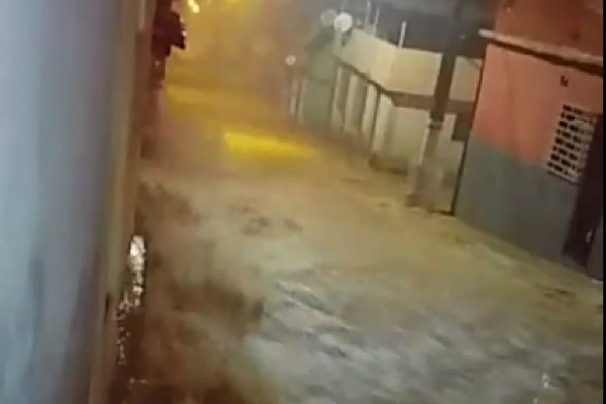 Vídeos: chuvas causam estragos em ruas e shopping de BH