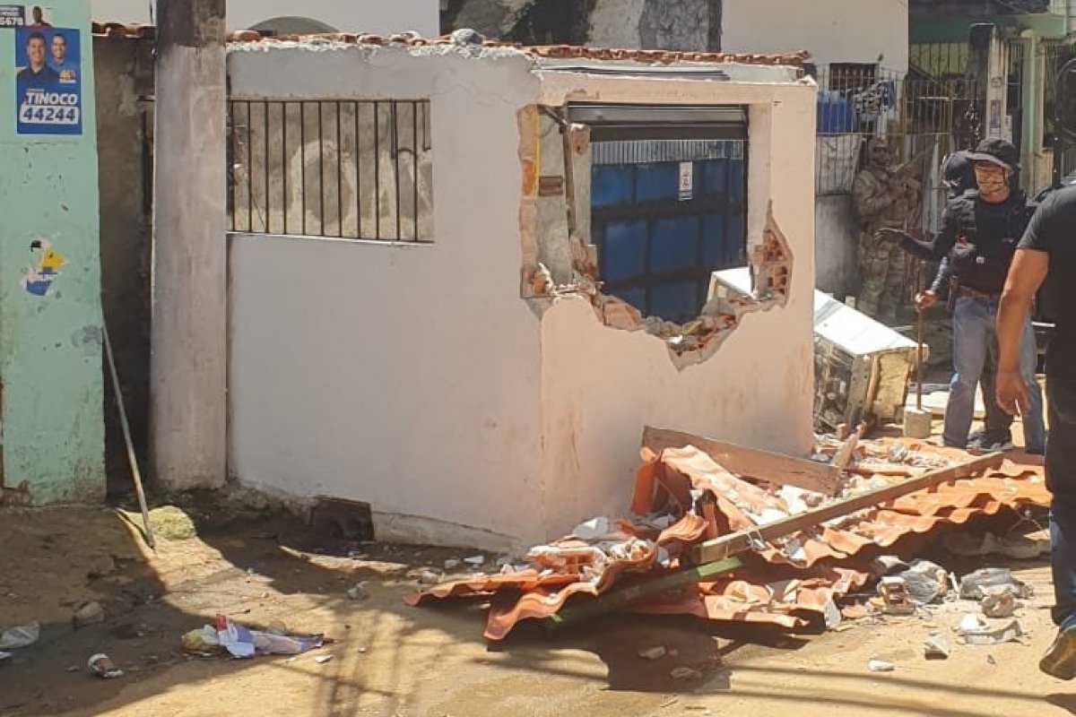 PM derruba construção irregular levantada por criminosos