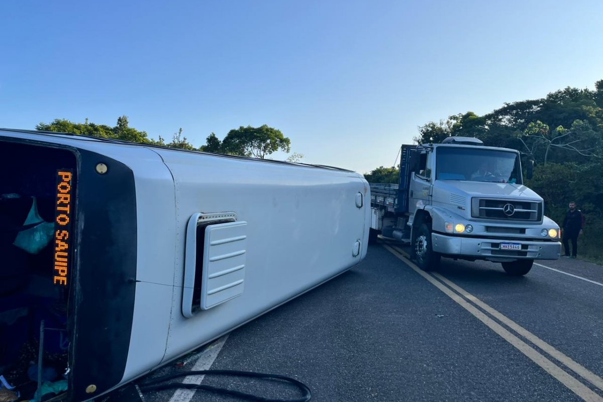 Micro-ônibus tomba após colidir com van em rodovia na BA; dois passageiros tiveram fraturas expostas