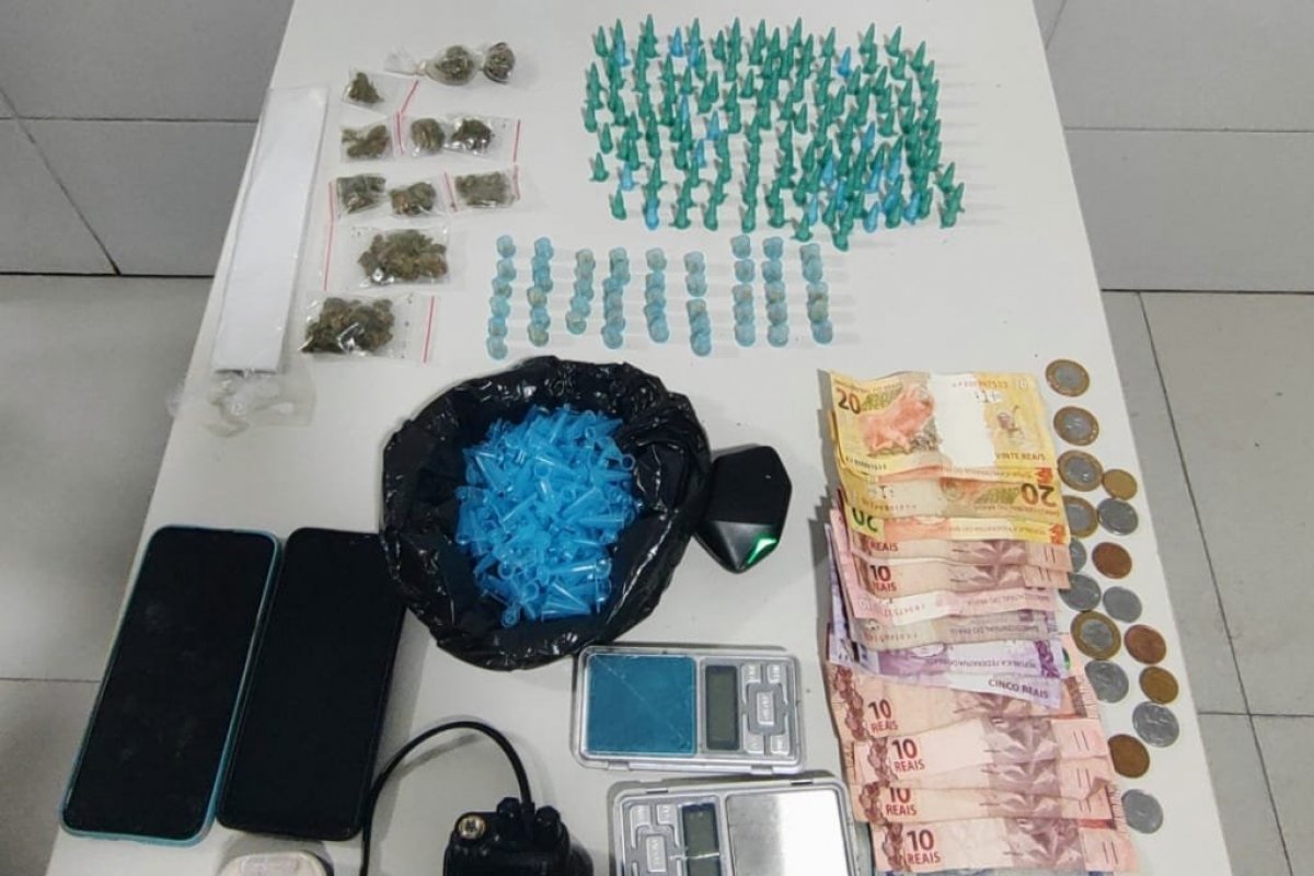 Polícia apreende mais de 200 porções de drogas em região periférica de Salvador; suspeitos fugiram