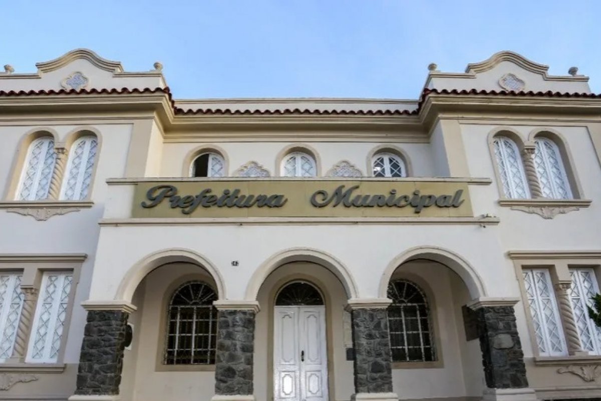 Concorrendo à reeleição, prefeito de Santo Antônio de Jesus contrata 510 estagiários; denúncia ao Farol aponta suposta admissão de cabos eleitorais