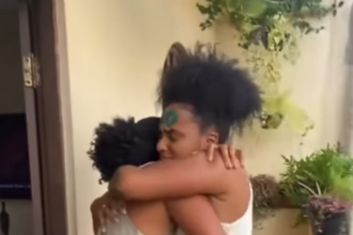 Mãe abraça a filha após descobrir que passou em medicina na UFBA e viraliza nas redes sociais