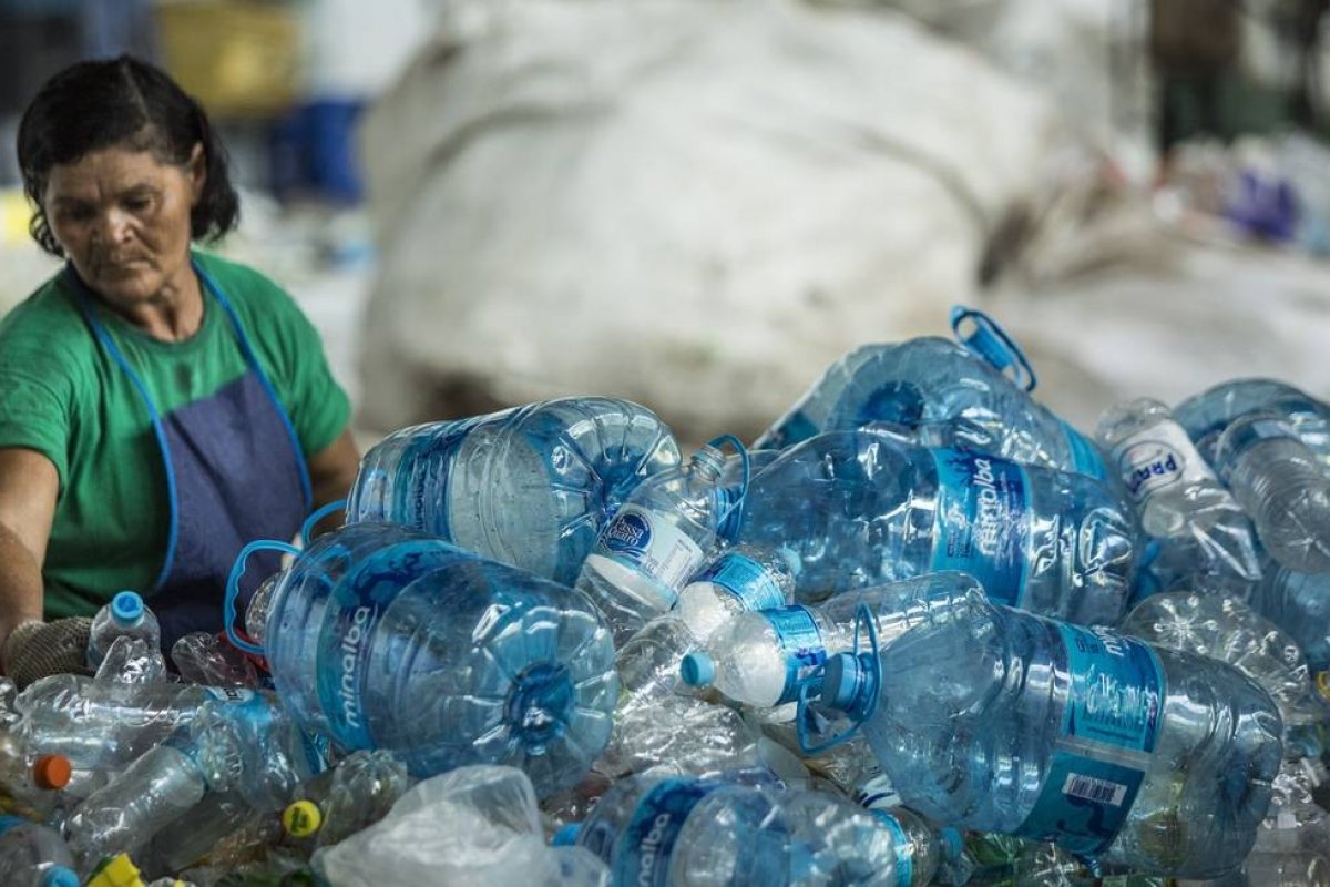Crise hídrica faz volume de garrafas plásticas triplicar no Rio de Janeiro