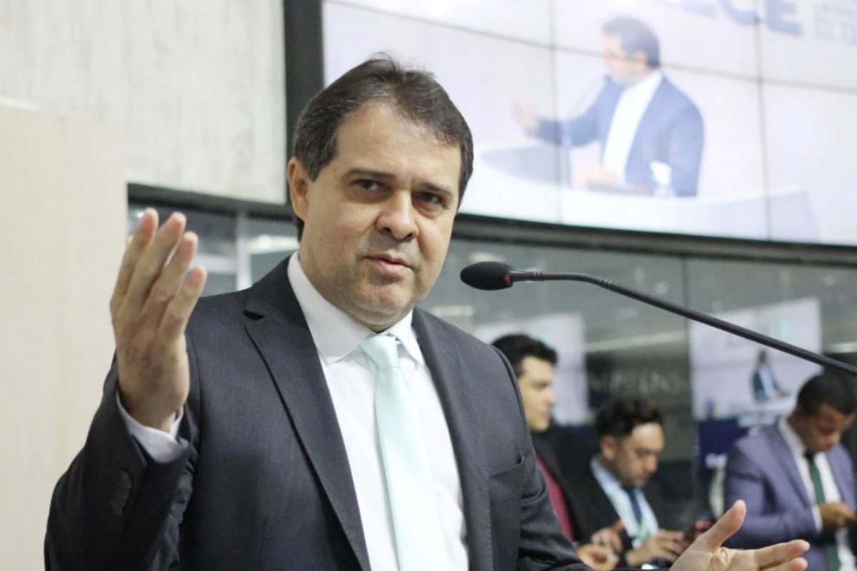 Vídeo: Candidato do PT à prefeitura de Fortaleza, Evandro Leitão, é alvo de ovos durante carreata