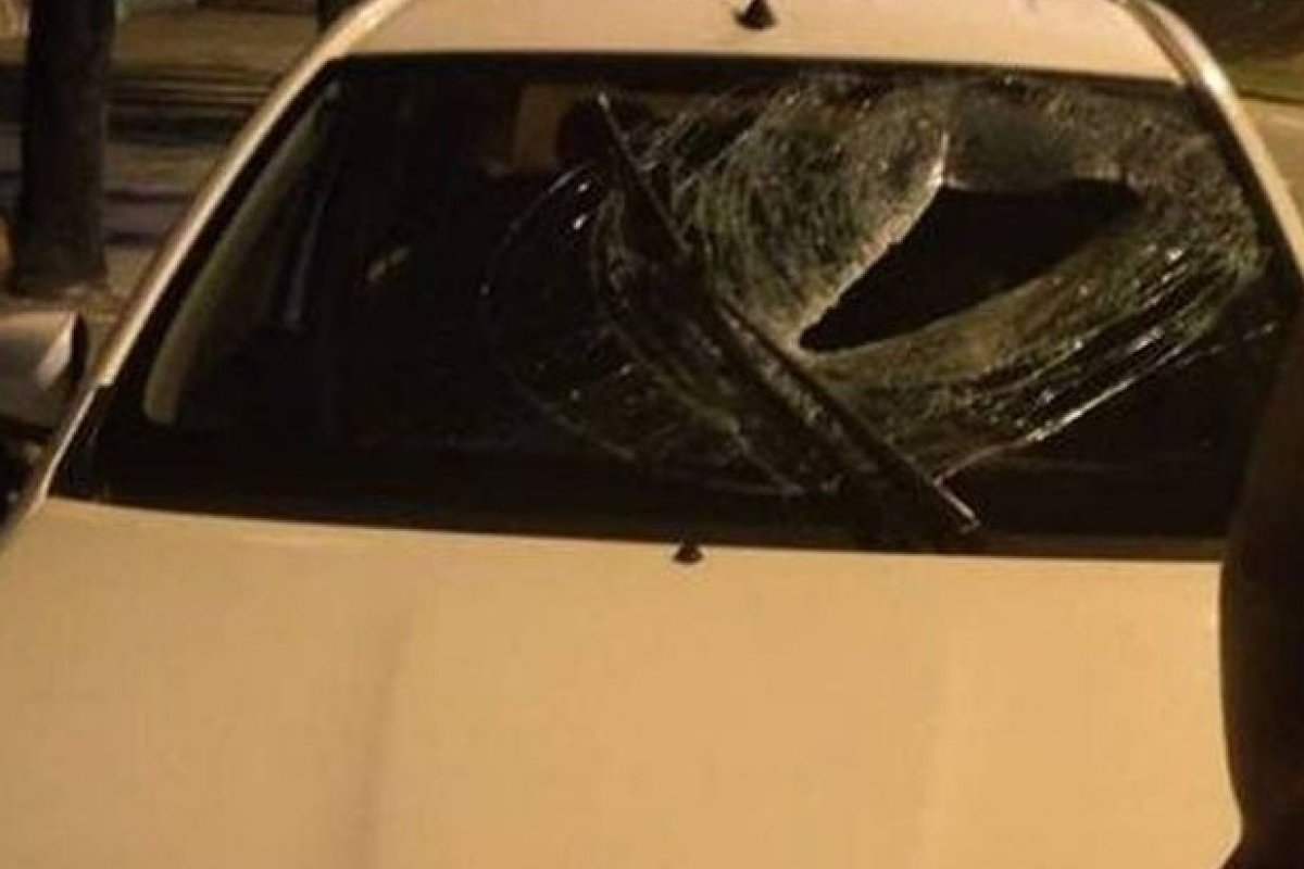 Motorista morre atingido por bloco de concreto arremessado de passarela