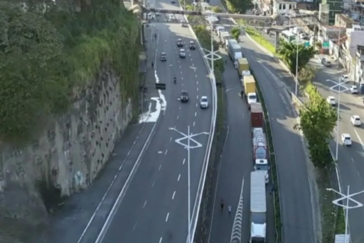 Instabilidade em sistema de acesso ao Porto de Salvador provoca 6 km de fila de caminhões