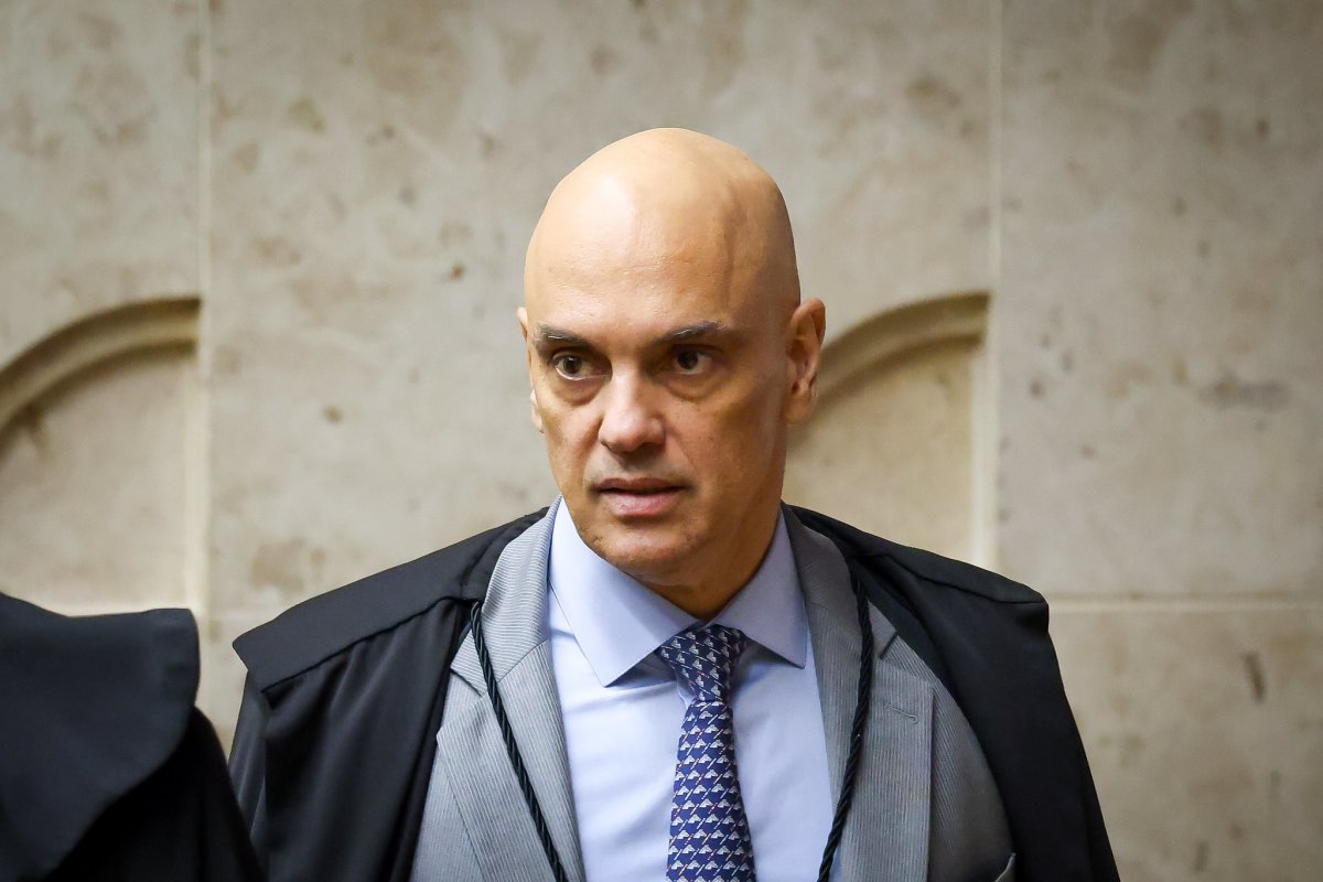 Moraes multa X e Starlink em R$ 5 milhões por manobra que fez rede funcionar no Brasil