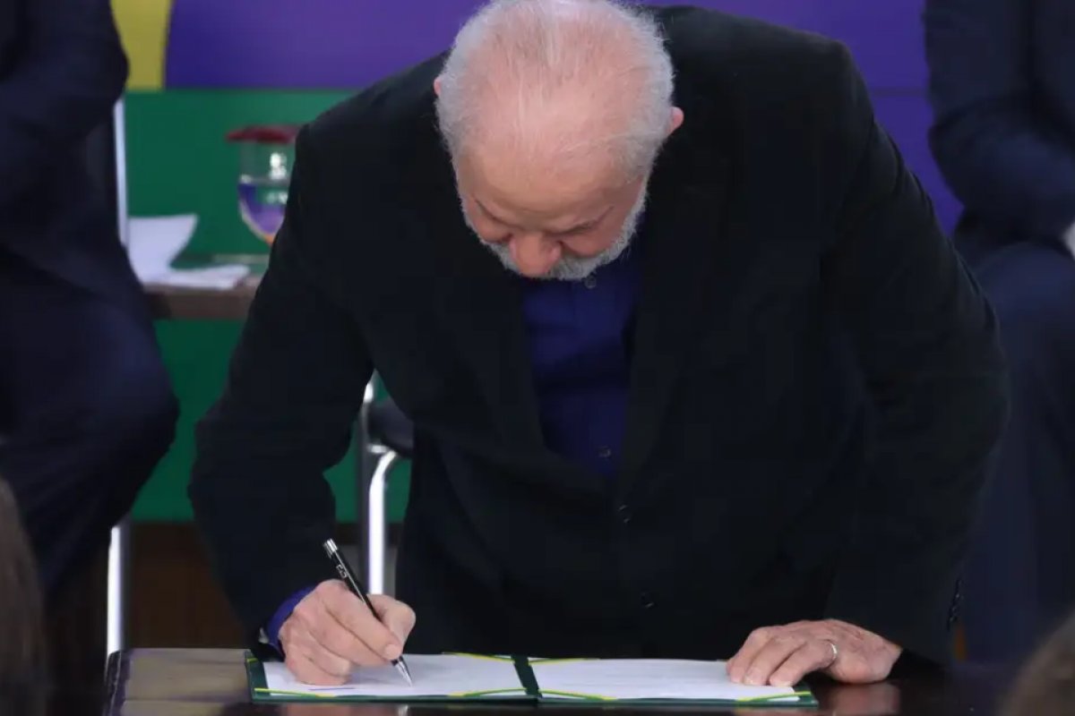 Lula assina MP com crédito extraordinário de R$ 514 mi para combate a queimadas na Amazônia