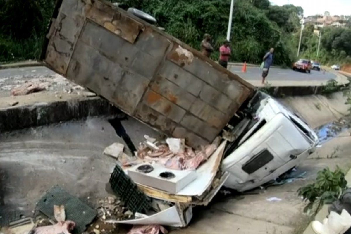 Homem morre e dois ficam feridos após caminhão cair em córrego na Av. Jayme Figura