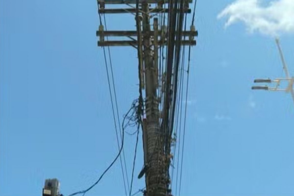 Homem tem mão amputada ao tentar furtar fios de energia de poste em Salvador