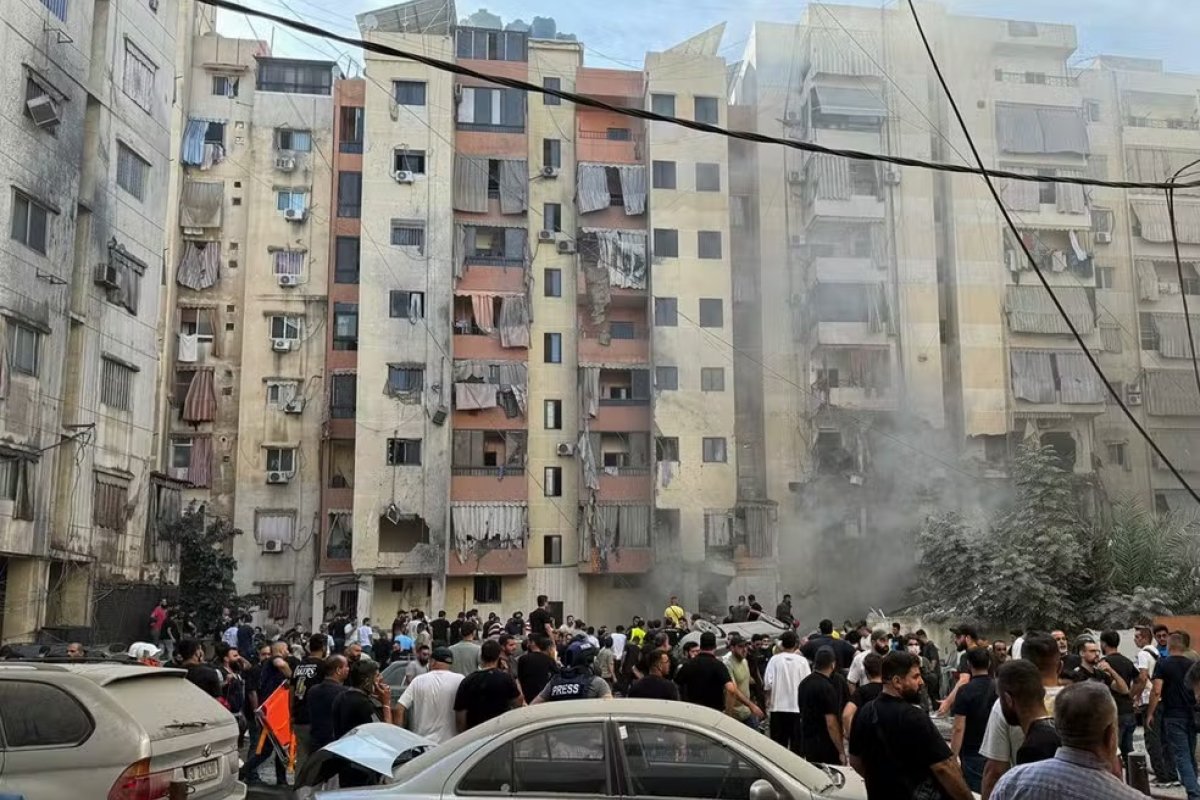 Israel e Hezbollah trocam disparos em ataques intensos na fronteira do Líbano