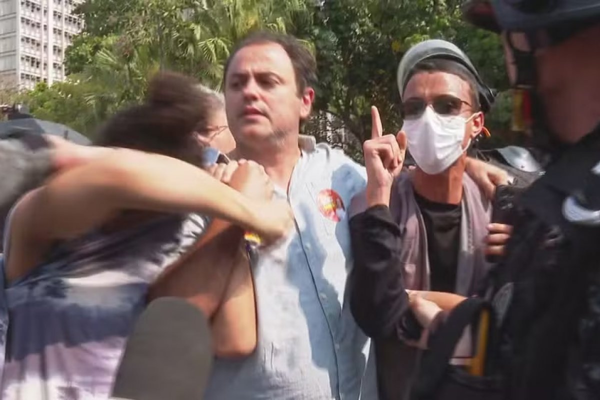 Vídeo: Glauber Braga é detido durante desocupação na UERJ