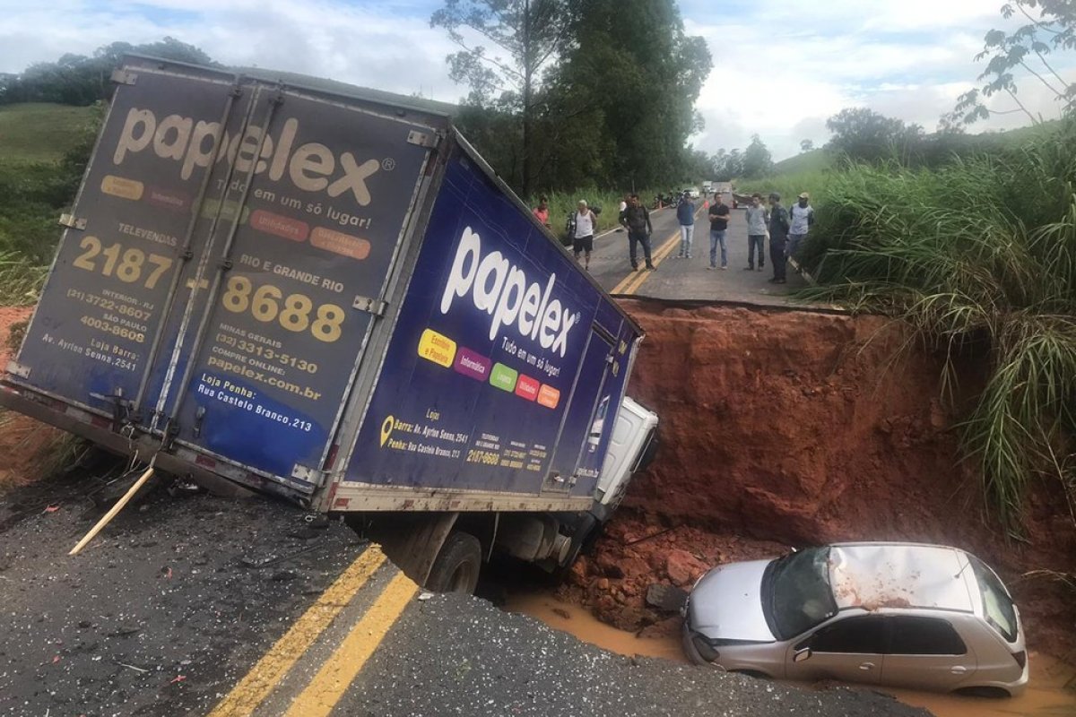 Mulher desaparece após cratera se abrir e engolir quatro veículos na MG 133