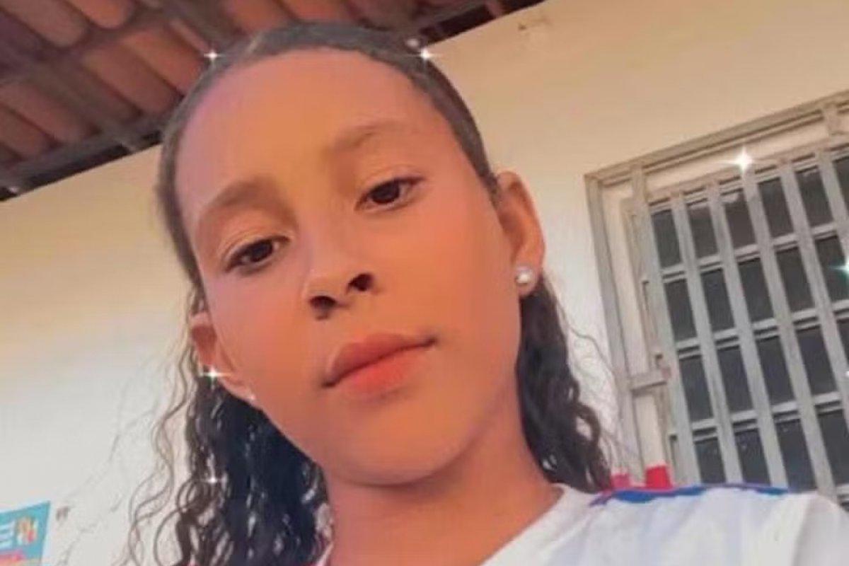 Após colocar cabeça para fora do ônibus, adolescente de 12 anos morre ao bater em poste na Bahia