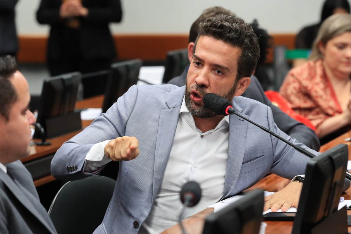 PGR aguarda relatório sobre quebras de sigilo de André Janones em investigação de rachadinha