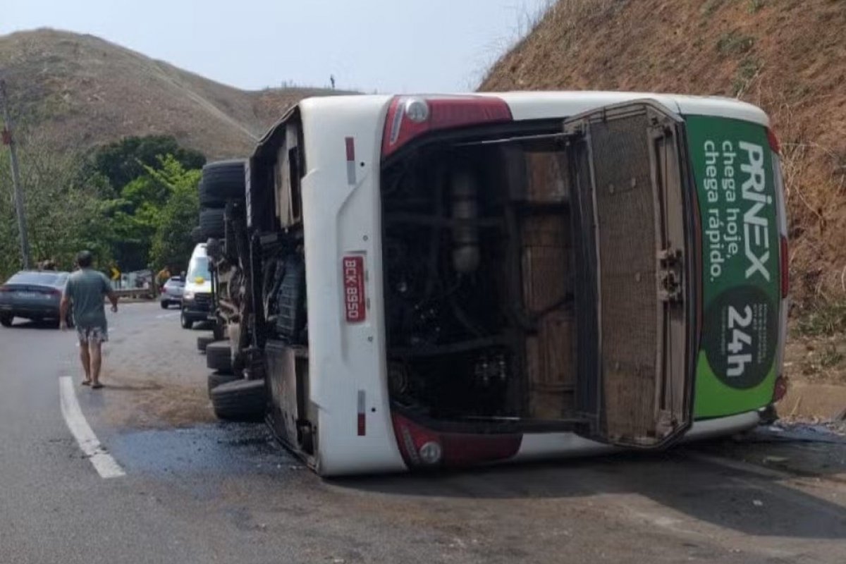 Ônibus que transportava time de futebol americano tomba na descida da Serra das Araras, no RJ