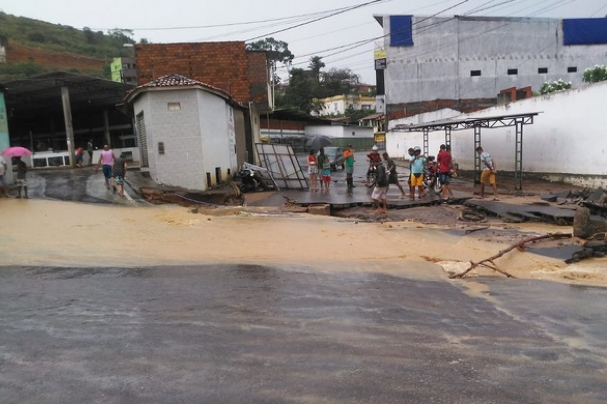 Fortes chuvas deixam cenário de destruição e cerca de 30 famílias desalojadas no interior da Bahia