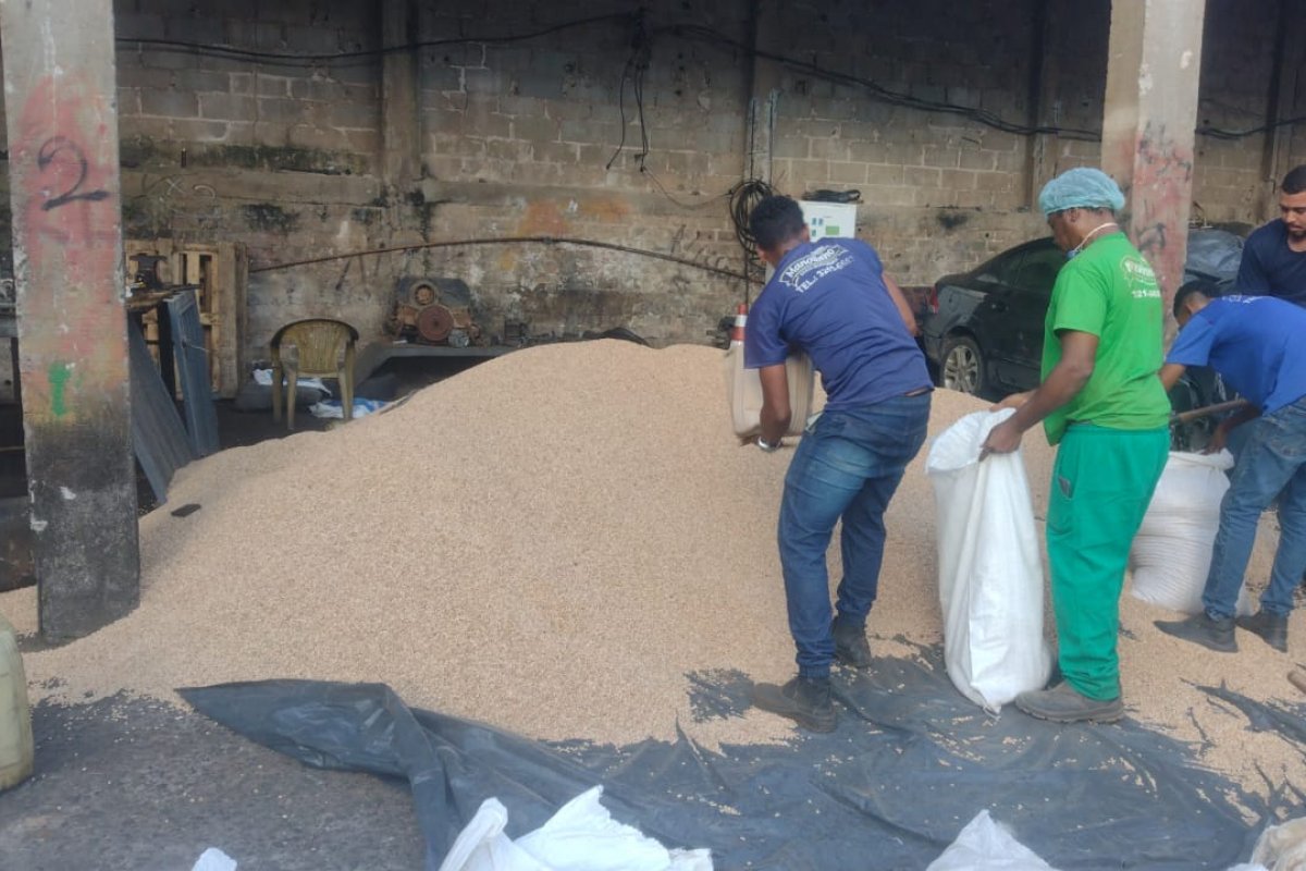 PM prende três homens com carga roubada de feijão em Valéria