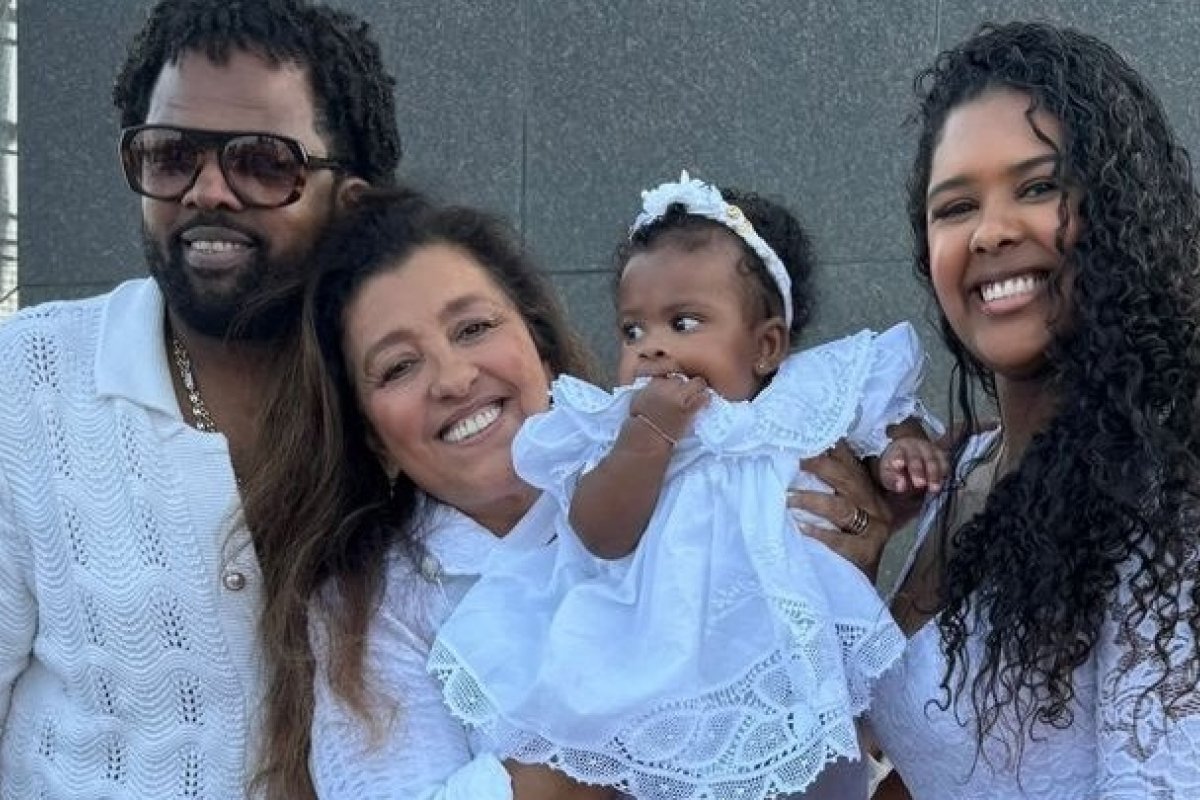 Xande de Pilares batiza a filha aos pés do Cristo Redentor!