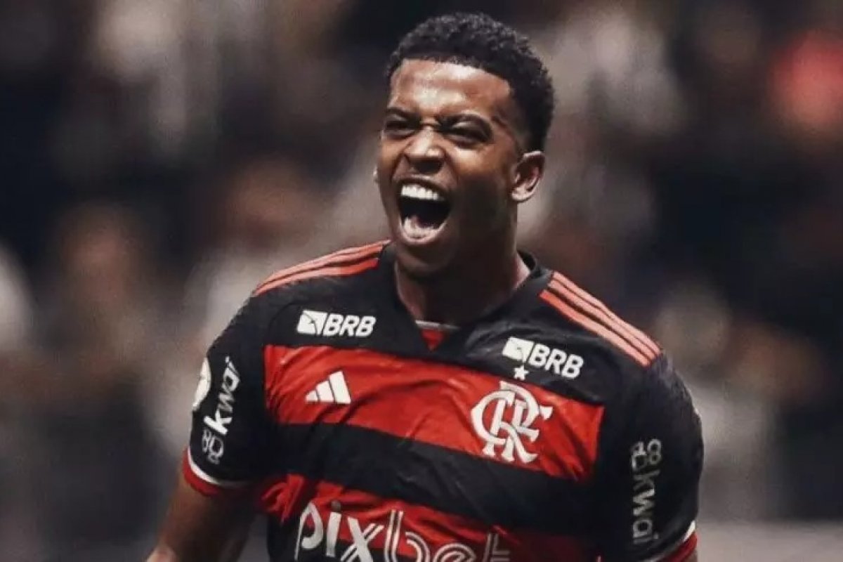 Carlinhos, atacante do Flamengo, é alvo de racismo ao deixar o campo na Arena do Grêmio