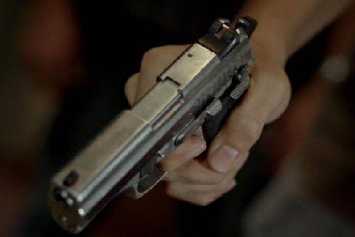 Duas pessoas são presas com armas falsas no Lobato