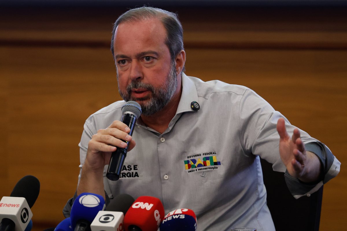 Brasil não vai abrir mão de buscar novas reservas de petróleo, diz ministro