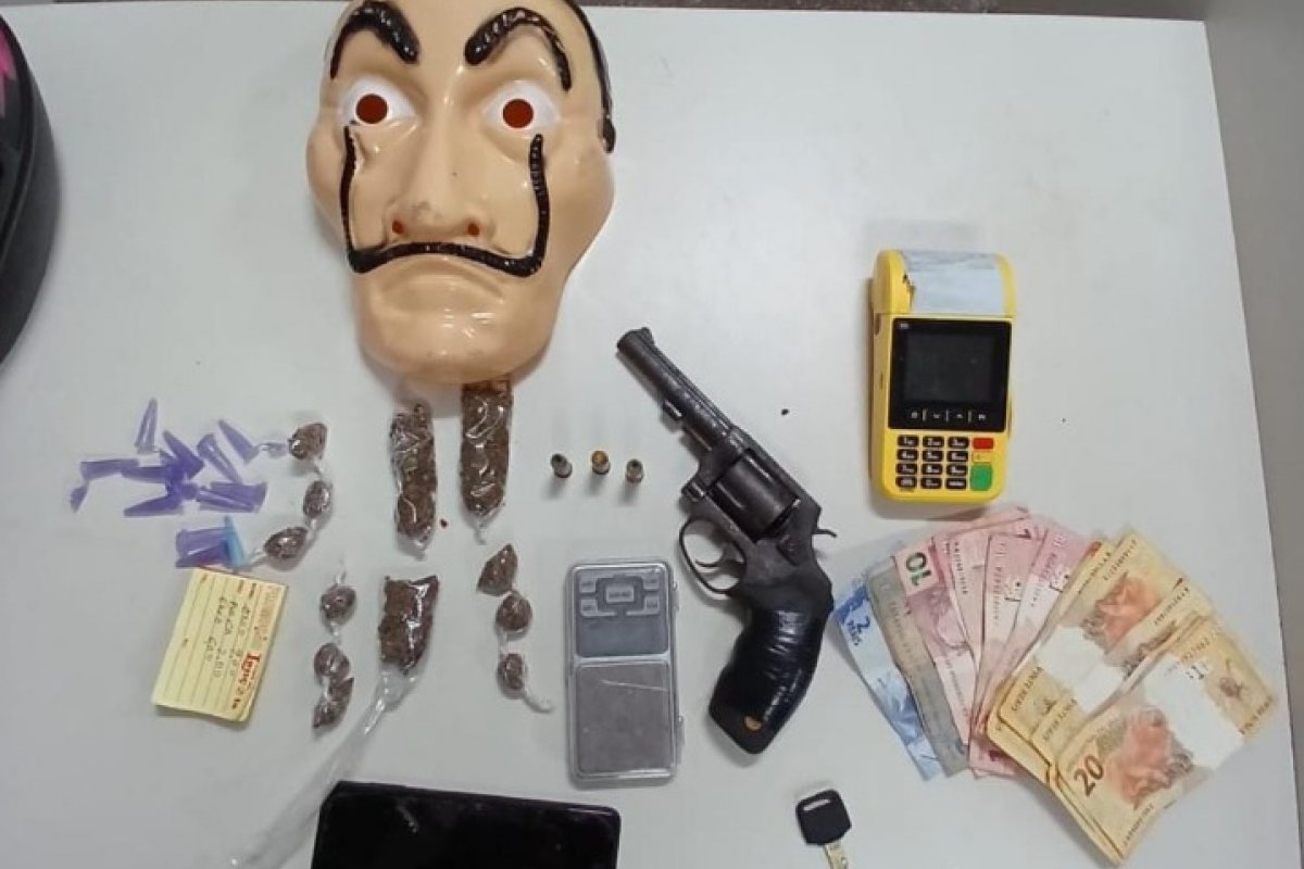 Homem é preso em flagrante com armas e drogas na RMS