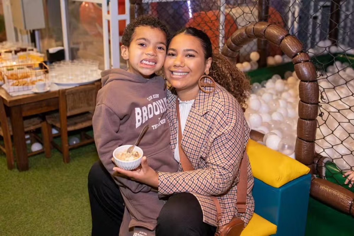 Vídeo: Criança autista não verbal emociona mãe ao cantar "Só Fé"
