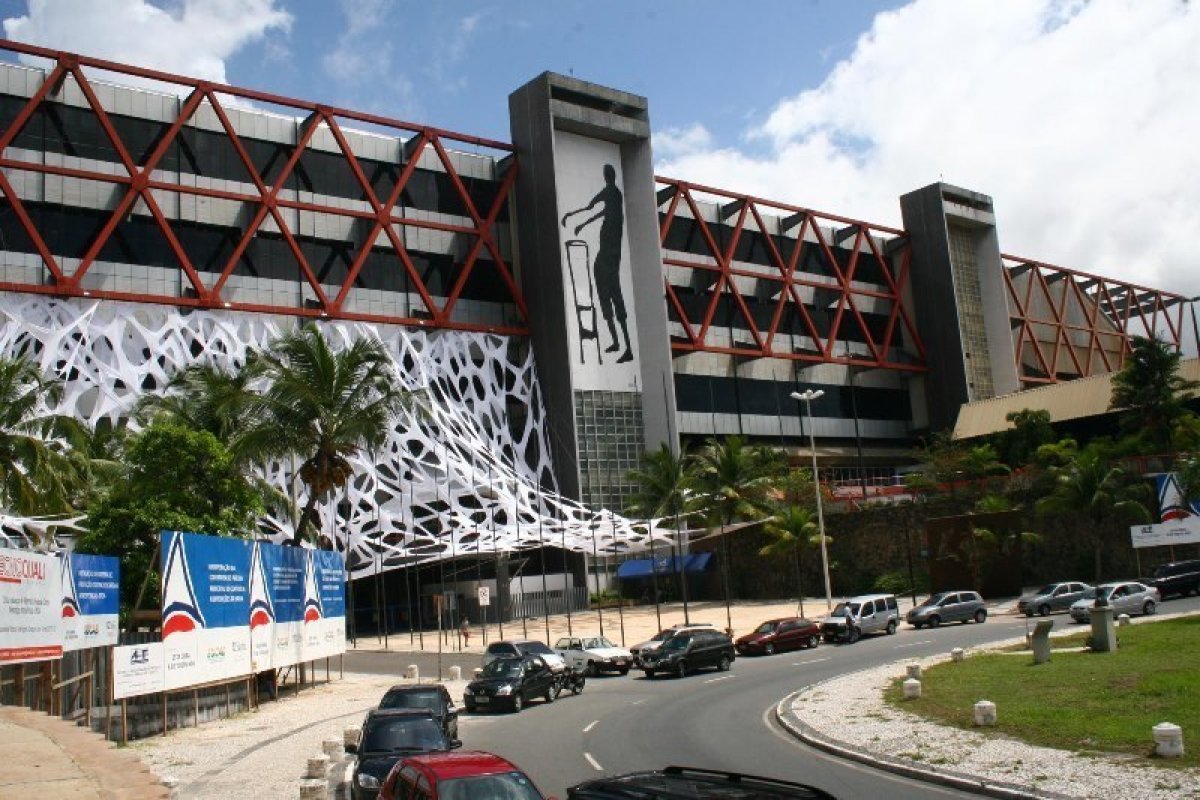 Governo gasta R$ 297,7 mil  para avaliar ruínas do Centro de Convenções