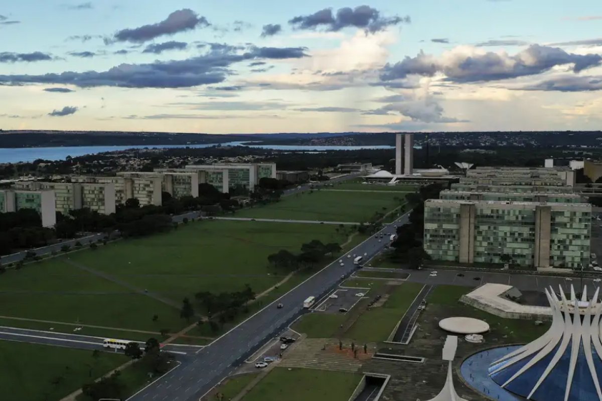 Brasil bate recorde de servidores públicos, com 12,65 milhões de profissionais no setor