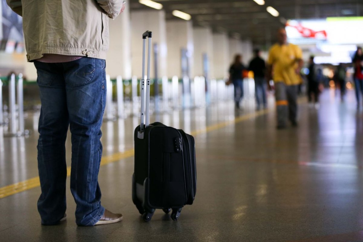 Empresa aérea diminui franquia de despacho de bagagens para passageiros com destino ao Brasil