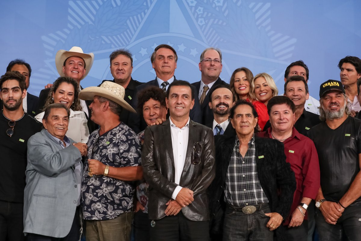 Bolsonaro recebe cantores sertanejos em apoio ao governo no Palácio do Planalto